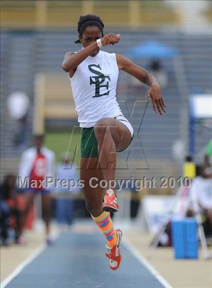 Thumbnail 2 in NCHSAA 4A Track and Field Championships photogallery.