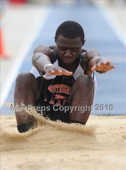 Thumbnail 2 in NCHSAA 4A Track and Field Championships photogallery.