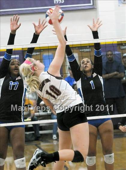 Thumbnail 1 in Los Alamitos vs. Assumption (Durango Fall Classic) photogallery.