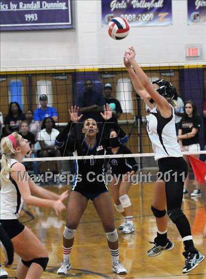 Thumbnail 3 in Los Alamitos vs. Assumption (Durango Fall Classic) photogallery.