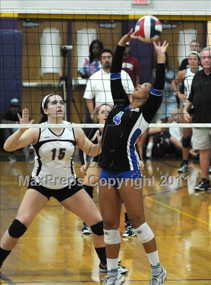 Thumbnail 3 in Los Alamitos vs. Assumption (Durango Fall Classic) photogallery.