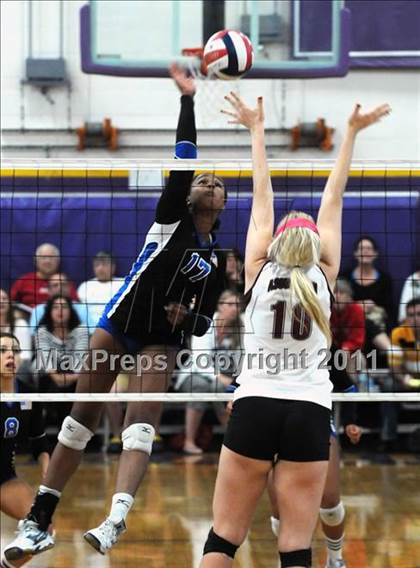 Thumbnail 2 in Los Alamitos vs. Assumption (Durango Fall Classic) photogallery.