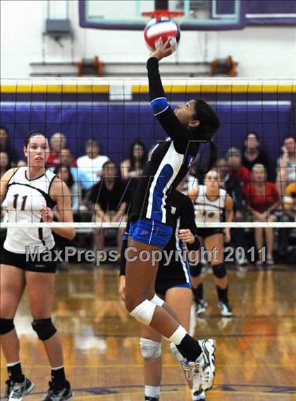 Thumbnail 1 in Los Alamitos vs. Assumption (Durango Fall Classic) photogallery.