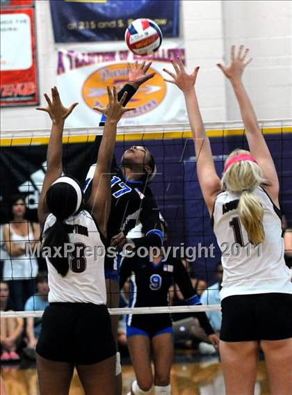 Thumbnail 3 in Los Alamitos vs. Assumption (Durango Fall Classic) photogallery.