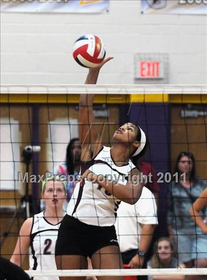 Thumbnail 2 in Los Alamitos vs. Assumption (Durango Fall Classic) photogallery.