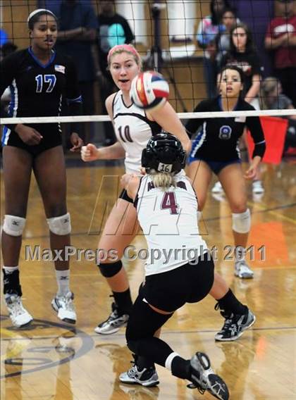 Thumbnail 2 in Los Alamitos vs. Assumption (Durango Fall Classic) photogallery.