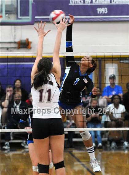 Thumbnail 1 in Los Alamitos vs. Assumption (Durango Fall Classic) photogallery.