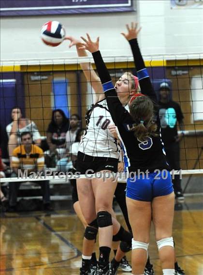 Thumbnail 3 in Los Alamitos vs. Assumption (Durango Fall Classic) photogallery.