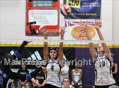 Thumbnail 2 in Los Alamitos vs. Assumption (Durango Fall Classic) photogallery.