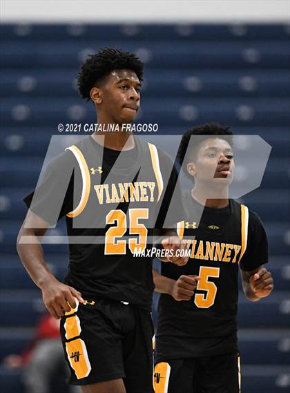 Thumbnail 3 in Manchester vs St. John-Vianney (WOBM Christmas Classic) photogallery.