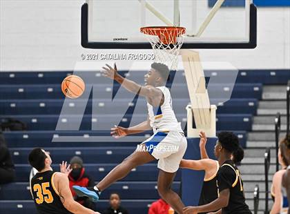 Thumbnail 1 in Manchester vs St. John-Vianney (WOBM Christmas Classic) photogallery.