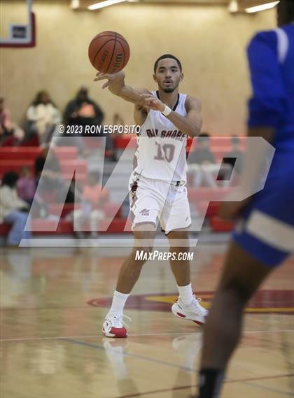 Thumbnail 2 in Bay Shore vs Portledge (Gary Charles Holiday Hoops Classic) photogallery.