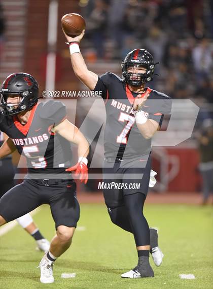Thumbnail 1 in Shallowater vs. Lamesa (UIL 3A Bi-District Playoff) photogallery.