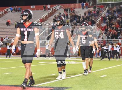 Thumbnail 2 in Shallowater vs. Lamesa (UIL 3A Bi-District Playoff) photogallery.