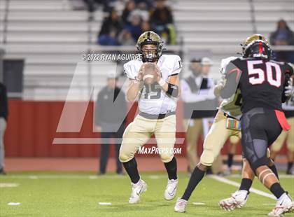 Thumbnail 2 in Shallowater vs. Lamesa (UIL 3A Bi-District Playoff) photogallery.