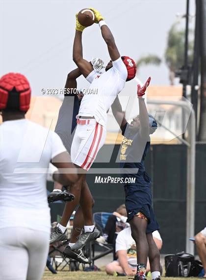 Thumbnail 3 in Mater Dei vs. Warren (Battle At The Beach) photogallery.