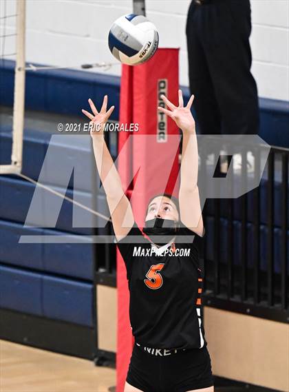 Thumbnail 3 in Sunnyside vs Selma (Sunnyside Invitational) photogallery.
