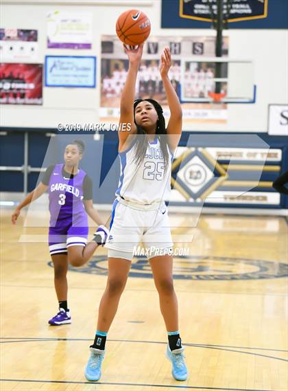 Thumbnail 2 in La Jolla Country Day vs. Garfield (Nike Tournament of Champions)  photogallery.