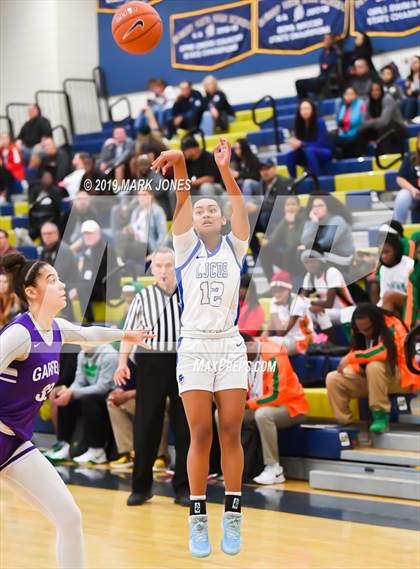 Thumbnail 2 in La Jolla Country Day vs. Garfield (Nike Tournament of Champions)  photogallery.