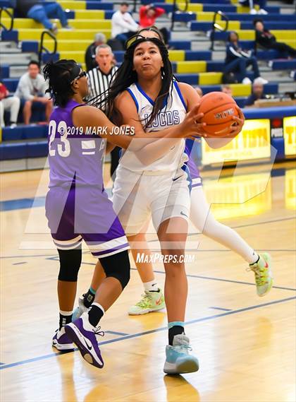Thumbnail 2 in La Jolla Country Day vs. Garfield (Nike Tournament of Champions)  photogallery.