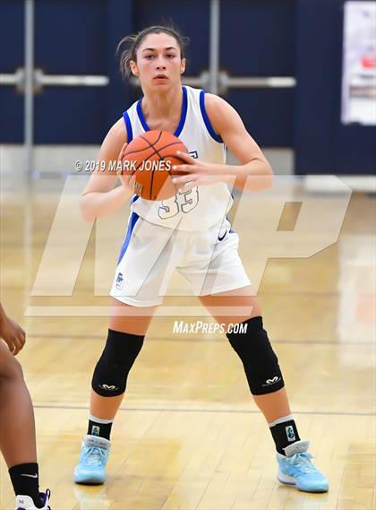 Thumbnail 3 in La Jolla Country Day vs. Garfield (Nike Tournament of Champions)  photogallery.