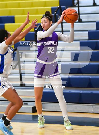 Thumbnail 3 in La Jolla Country Day vs. Garfield (Nike Tournament of Champions)  photogallery.