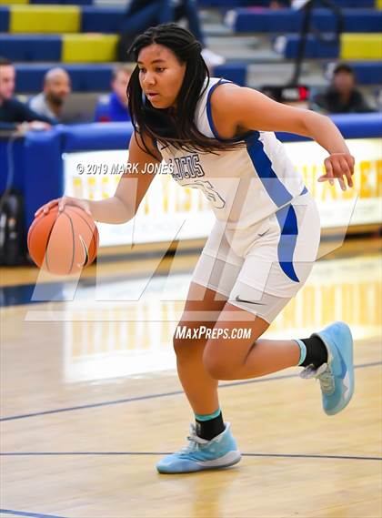 Thumbnail 2 in La Jolla Country Day vs. Garfield (Nike Tournament of Champions)  photogallery.