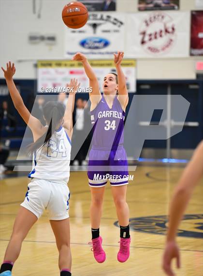 Thumbnail 2 in La Jolla Country Day vs. Garfield (Nike Tournament of Champions)  photogallery.