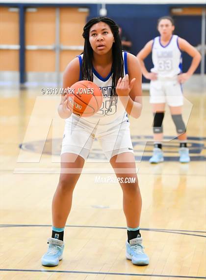 Thumbnail 1 in La Jolla Country Day vs. Garfield (Nike Tournament of Champions)  photogallery.