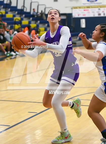 Thumbnail 2 in La Jolla Country Day vs. Garfield (Nike Tournament of Champions)  photogallery.