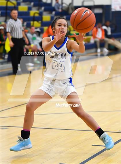 Thumbnail 3 in La Jolla Country Day vs. Garfield (Nike Tournament of Champions)  photogallery.