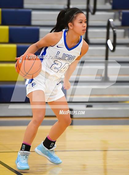 Thumbnail 1 in La Jolla Country Day vs. Garfield (Nike Tournament of Champions)  photogallery.