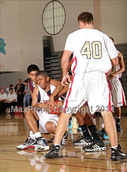 Thumbnail 3 in Van Nuys vs. Village Christian (Bulldog Tournament) photogallery.