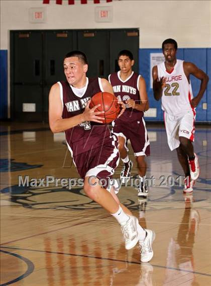 Thumbnail 2 in Van Nuys vs. Village Christian (Bulldog Tournament) photogallery.