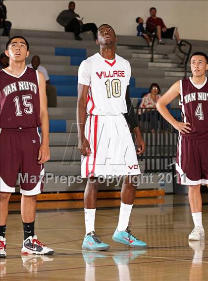 Thumbnail 2 in Van Nuys vs. Village Christian (Bulldog Tournament) photogallery.