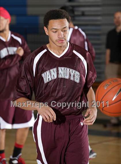 Thumbnail 3 in Van Nuys vs. Village Christian (Bulldog Tournament) photogallery.