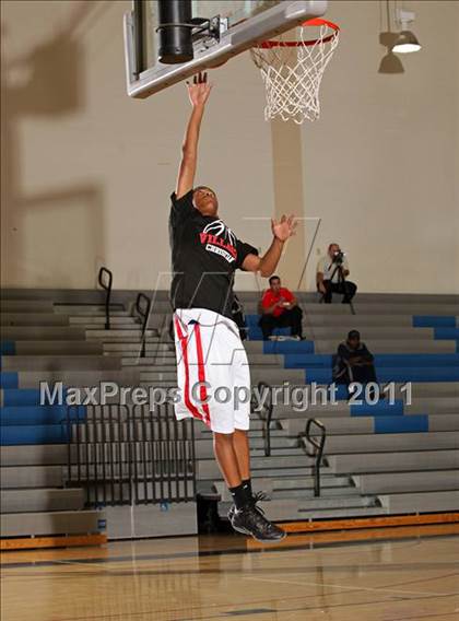 Thumbnail 2 in Van Nuys vs. Village Christian (Bulldog Tournament) photogallery.