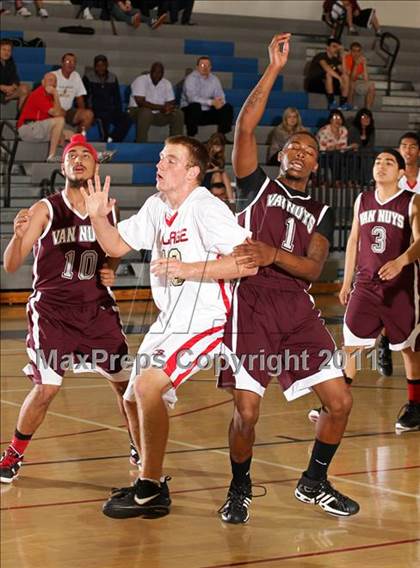 Thumbnail 3 in Van Nuys vs. Village Christian (Bulldog Tournament) photogallery.