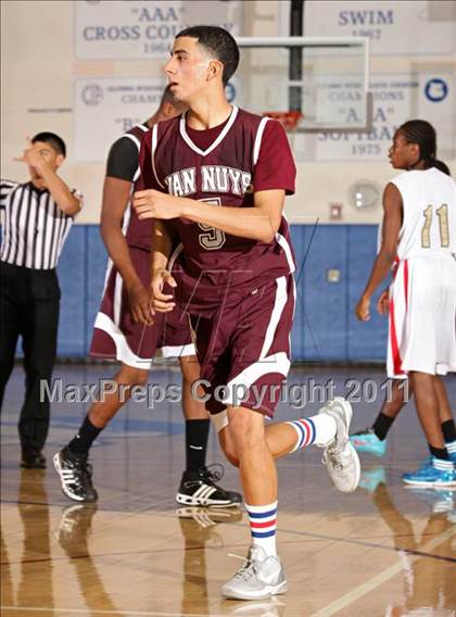 Thumbnail 2 in Van Nuys vs. Village Christian (Bulldog Tournament) photogallery.