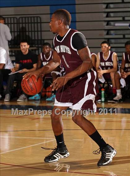 Thumbnail 2 in Van Nuys vs. Village Christian (Bulldog Tournament) photogallery.