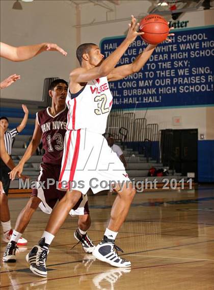 Thumbnail 2 in Van Nuys vs. Village Christian (Bulldog Tournament) photogallery.