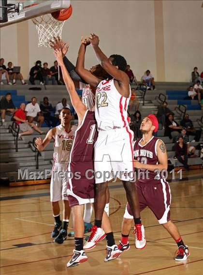 Thumbnail 3 in Van Nuys vs. Village Christian (Bulldog Tournament) photogallery.