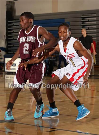 Thumbnail 3 in Van Nuys vs. Village Christian (Bulldog Tournament) photogallery.