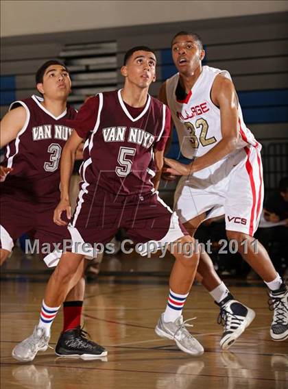 Thumbnail 3 in Van Nuys vs. Village Christian (Bulldog Tournament) photogallery.