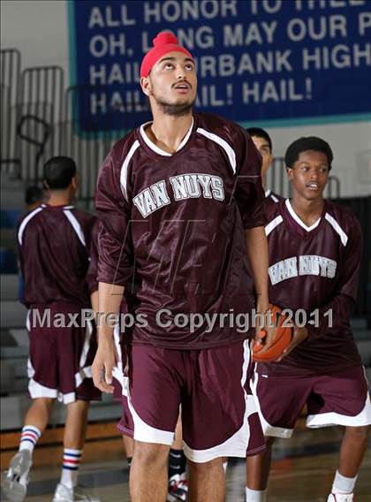 Thumbnail 2 in Van Nuys vs. Village Christian (Bulldog Tournament) photogallery.