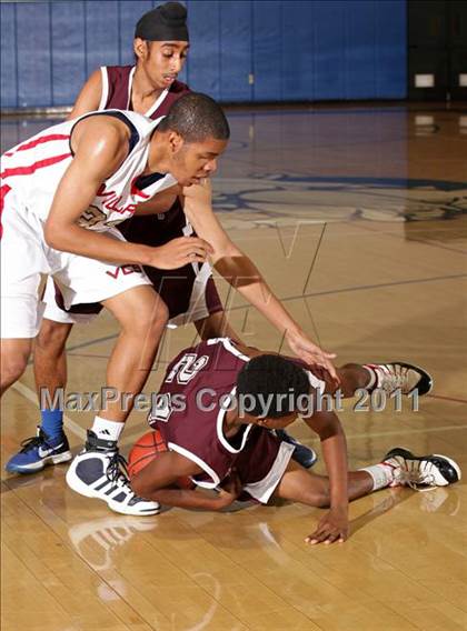Thumbnail 2 in Van Nuys vs. Village Christian (Bulldog Tournament) photogallery.