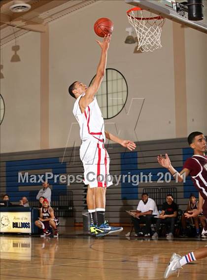 Thumbnail 1 in Van Nuys vs. Village Christian (Bulldog Tournament) photogallery.