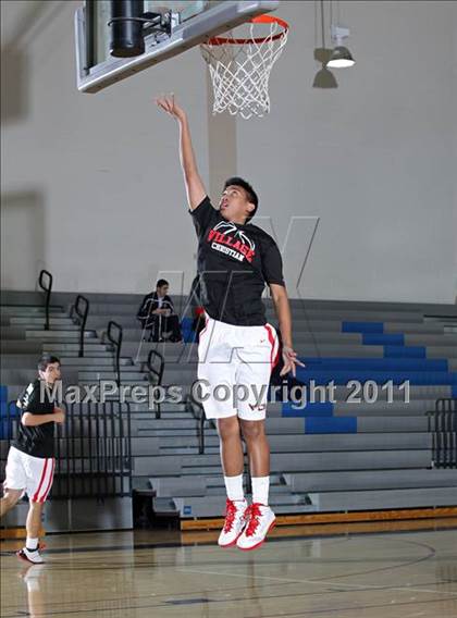 Thumbnail 3 in Van Nuys vs. Village Christian (Bulldog Tournament) photogallery.