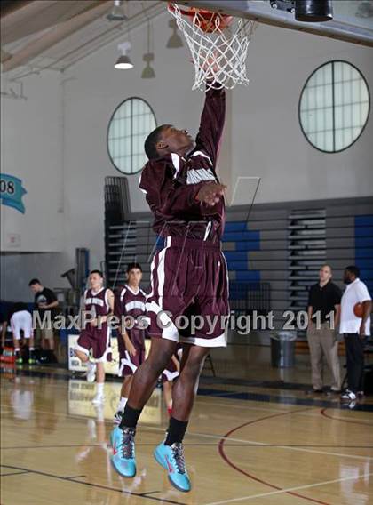 Thumbnail 2 in Van Nuys vs. Village Christian (Bulldog Tournament) photogallery.