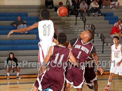 Thumbnail 2 in Van Nuys vs. Village Christian (Bulldog Tournament) photogallery.